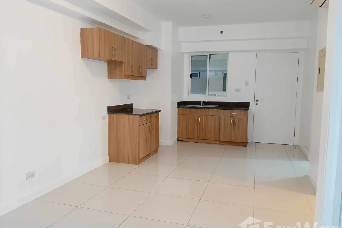 2 Bedroom Condo for Sale in Brio Tower, Guadalupe Viejo, Makati City near MRT-3 Guadalupe