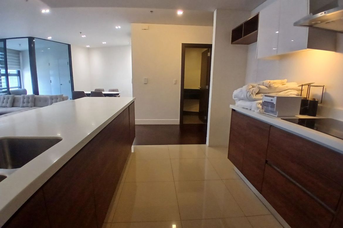 2 Bedroom Condo for Sale in Garden Towers, San Lorenzo, Makati City near MRT-3 Ayala – photo 2