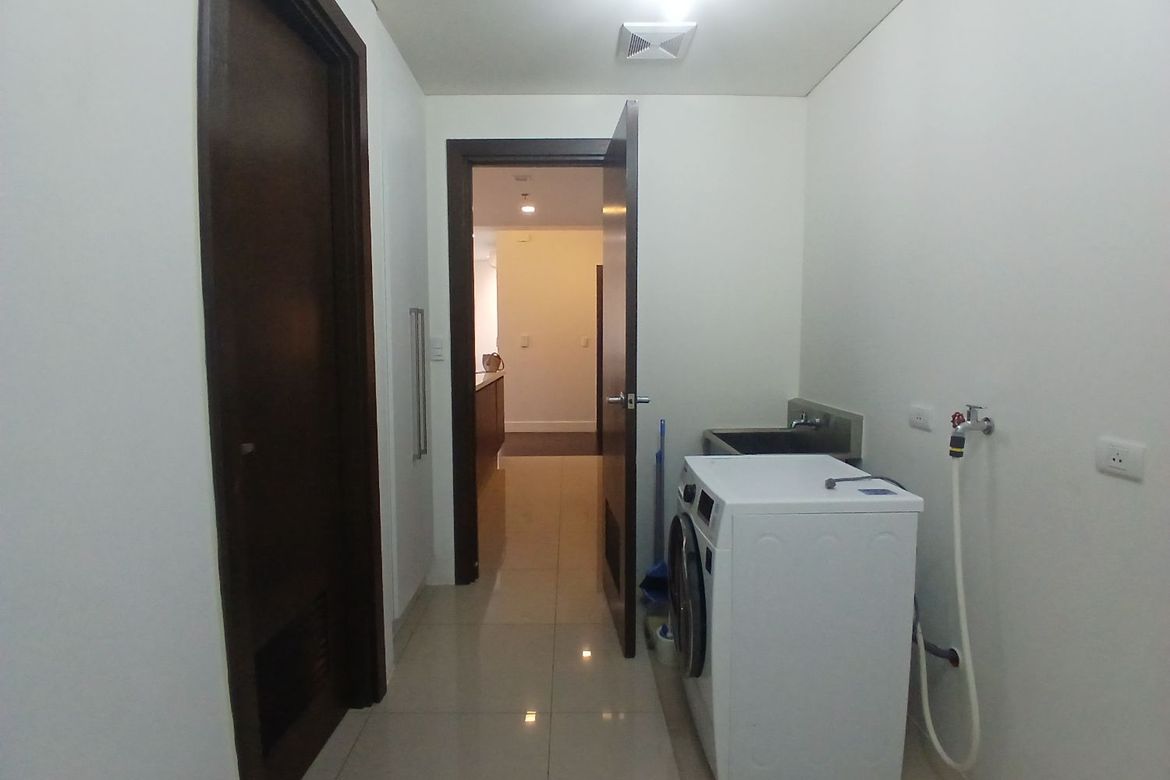 2 Bedroom Condo for Sale in Garden Towers, San Lorenzo, Makati City near MRT-3 Ayala – photo 3