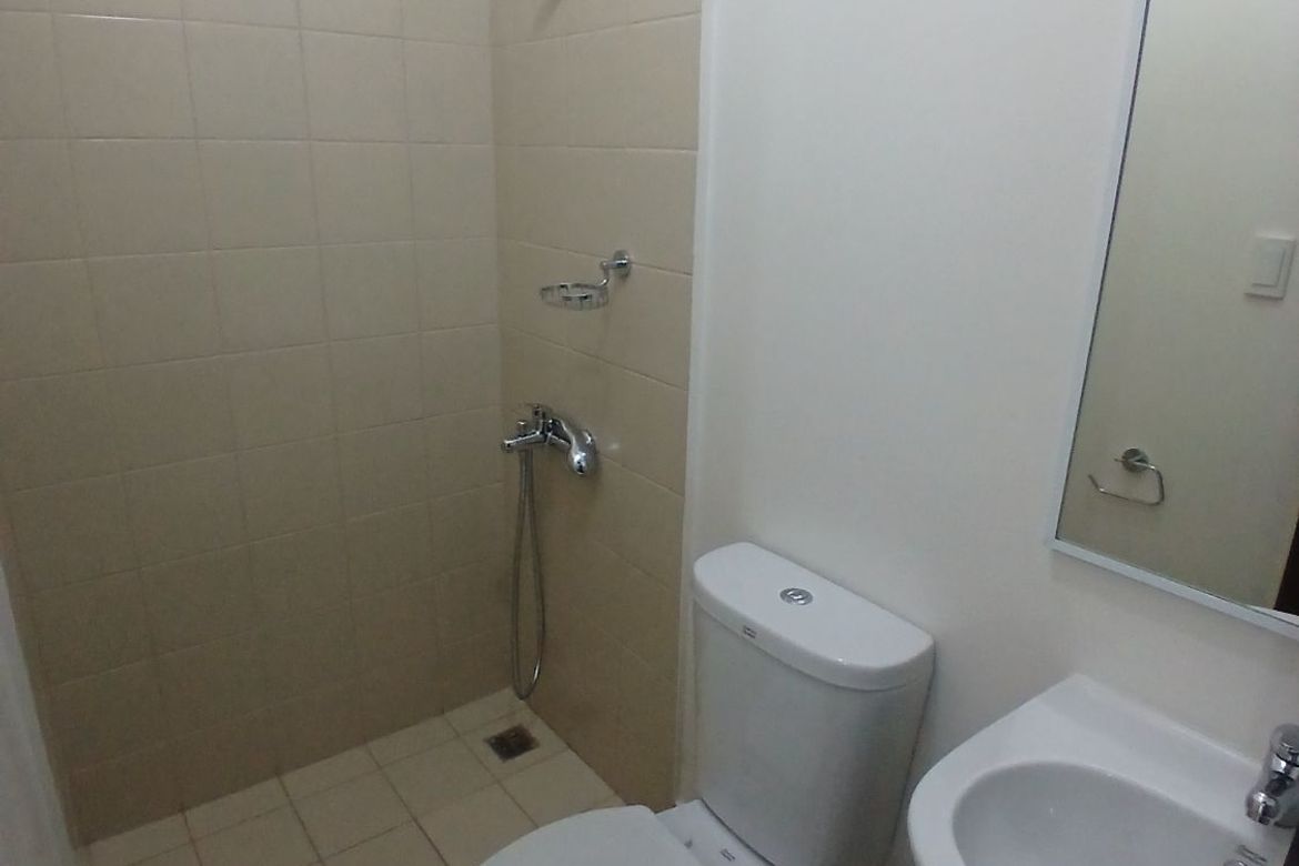 2 Bedroom Condo for Sale in Garden Towers, San Lorenzo, Makati City near MRT-3 Ayala – photo 4
