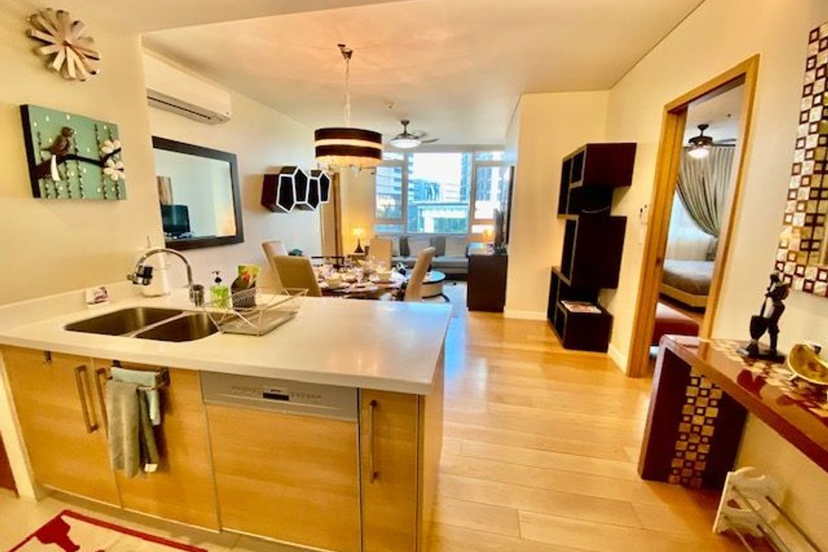 2 Bedroom Condo for Sale in Park Terraces, San Lorenzo, Makati City near MRT-3 Ayala – photo 4