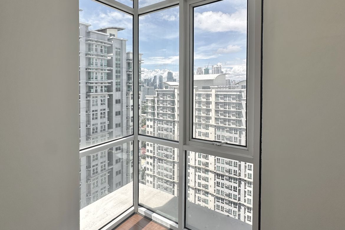 2 Bedroom Condo for Sale in San Lorenzo Place, Bangkal, Makati City near MRT-3 Magallanes – photo 2