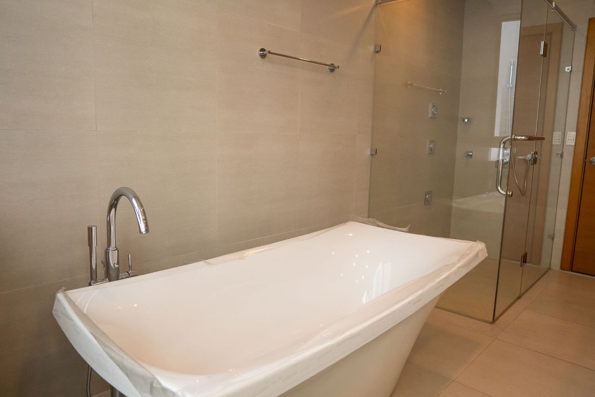 3 Bedroom Condo for Sale in Park Terraces, San Lorenzo, Makati City near MRT-3 Ayala – photo 2