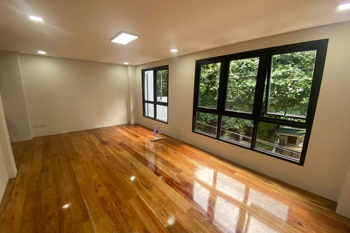 3 Bedroom House for Sale in San Lorenzo, Makati City near MRT-3 Ayala