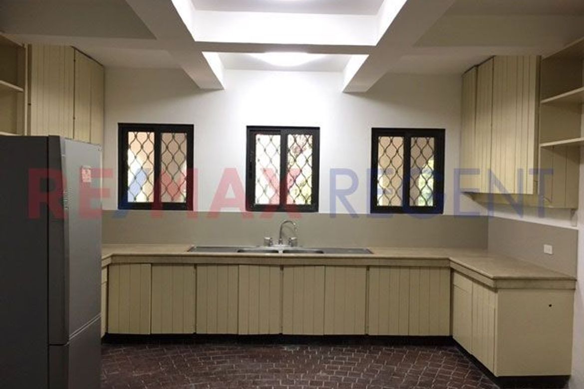 4 Bedroom House for Sale in Dasmariñas North, Makati City near MRT-3 Ayala – photo 2
