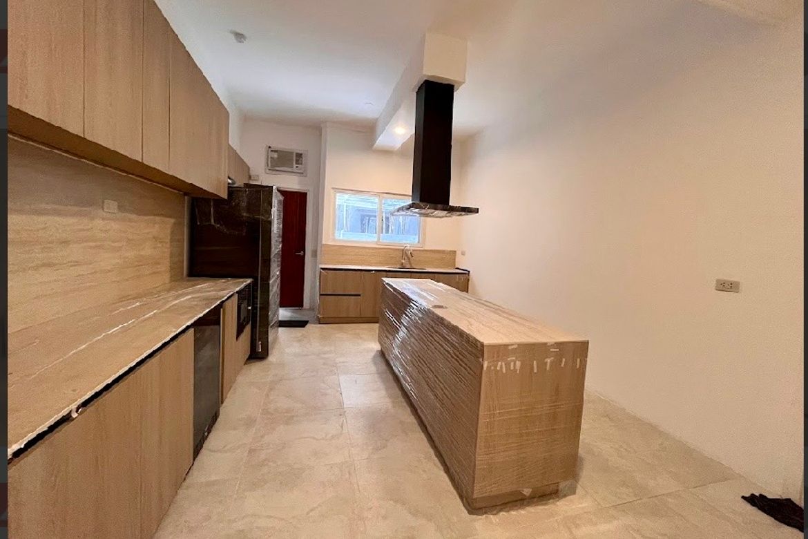 4 Bedroom House for Sale in Magallanes, Makati City near MRT-3 Magallanes – photo 6