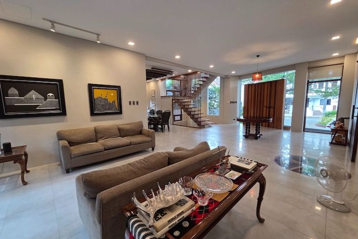4 Bedroom House for Sale in Magallanes, Makati City near MRT-3 Magallanes