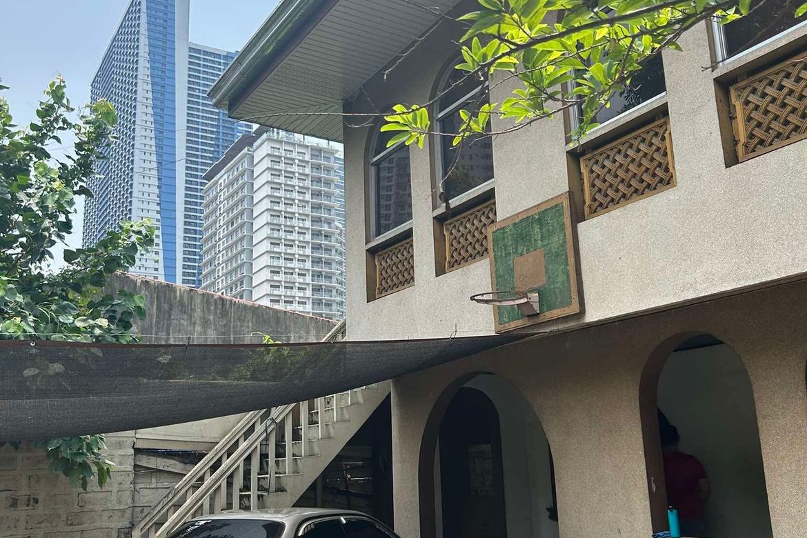 4 Bedroom House for Sale in Santa Cruz, Makati City