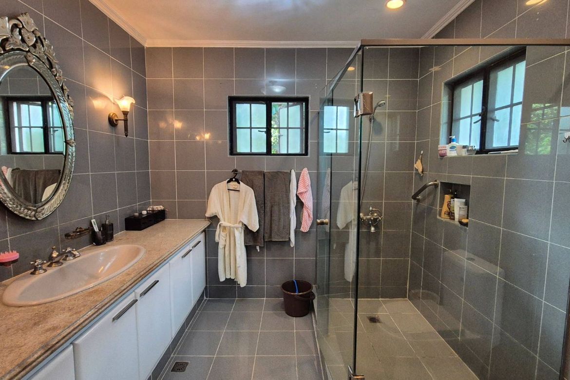4 Bedroom House for Sale in Urdaneta Village, Urdaneta, Makati City near MRT-3 Buendia – photo 4