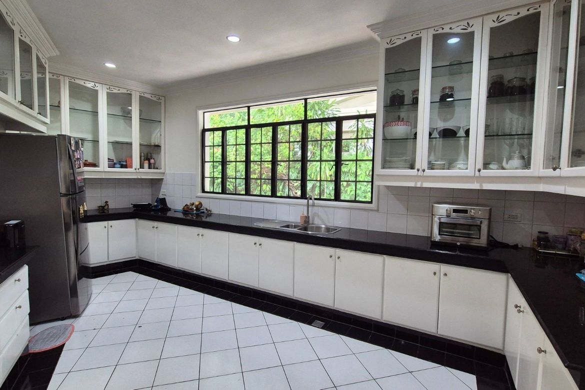 4 Bedroom House for Sale in Urdaneta Village, Urdaneta, Makati City near MRT-3 Buendia – photo 11