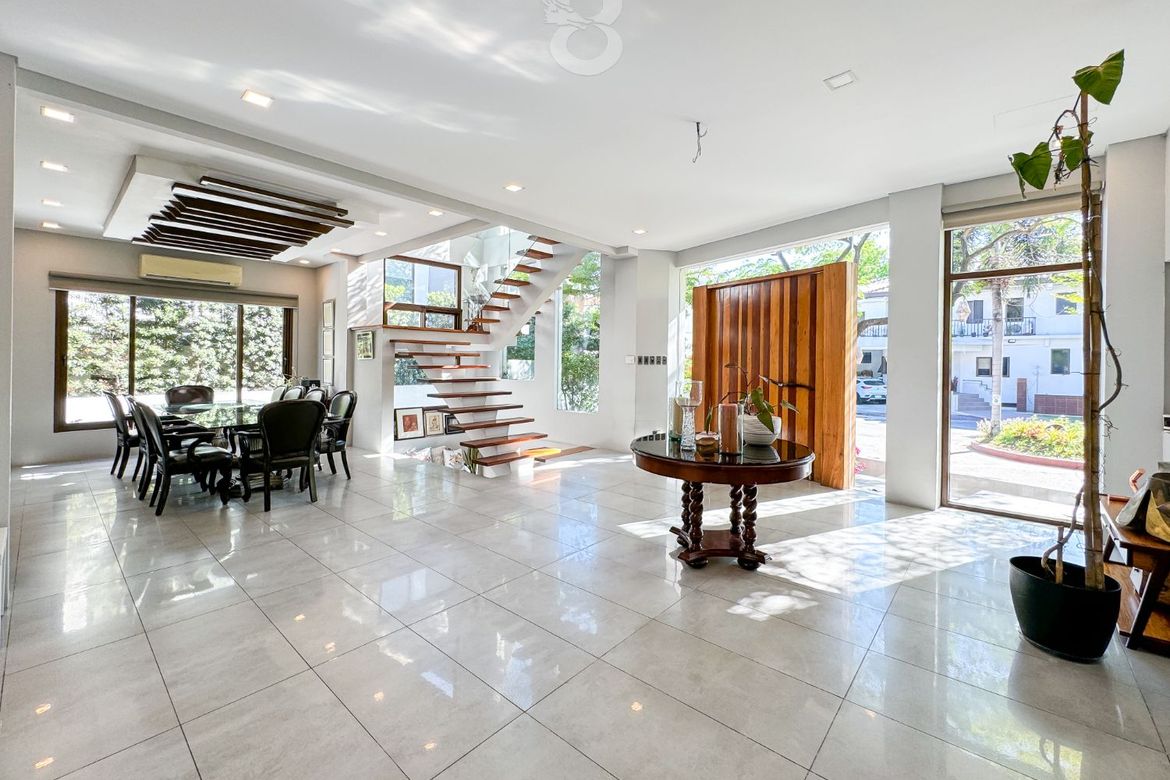 5 Bedroom House for Sale in Magallanes, Makati City near MRT-3 Magallanes