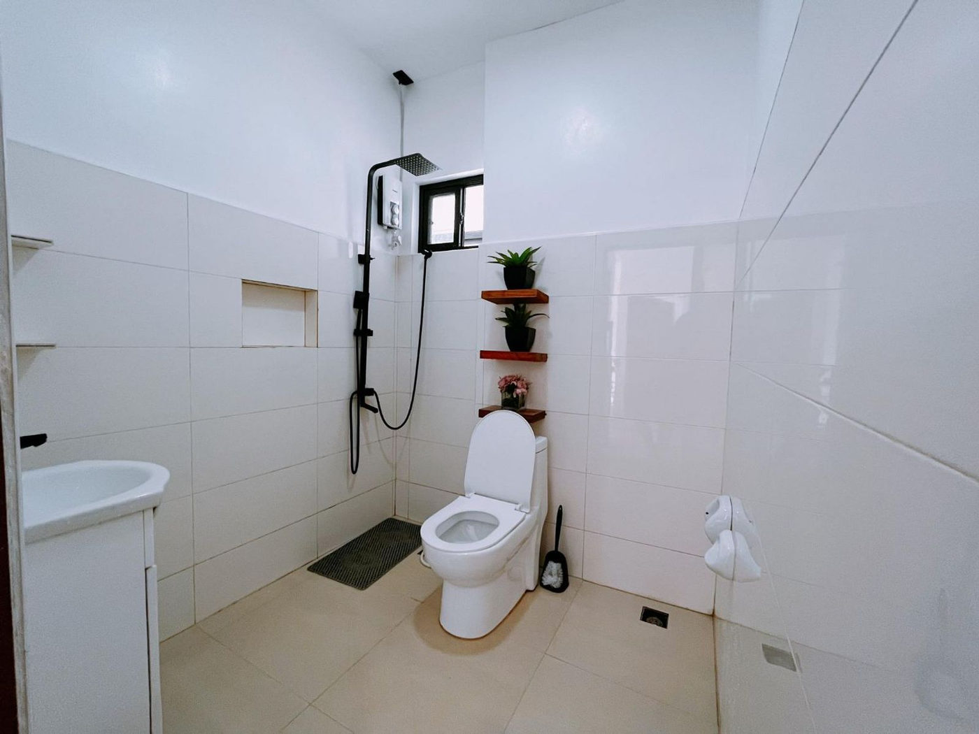 5-Bedroom Modern 3-Storey House with Overlooking View for Sale in Blue Mountains, Antipolo, Rizal – photo 9