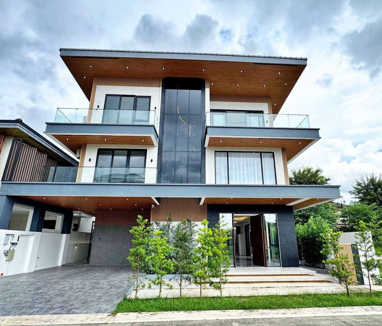 Brand-New 7-Bedroom 3-Storey House with Pool for Sale in Tokyo Mansions, South Forbes, Silang, Cavite – photo 2