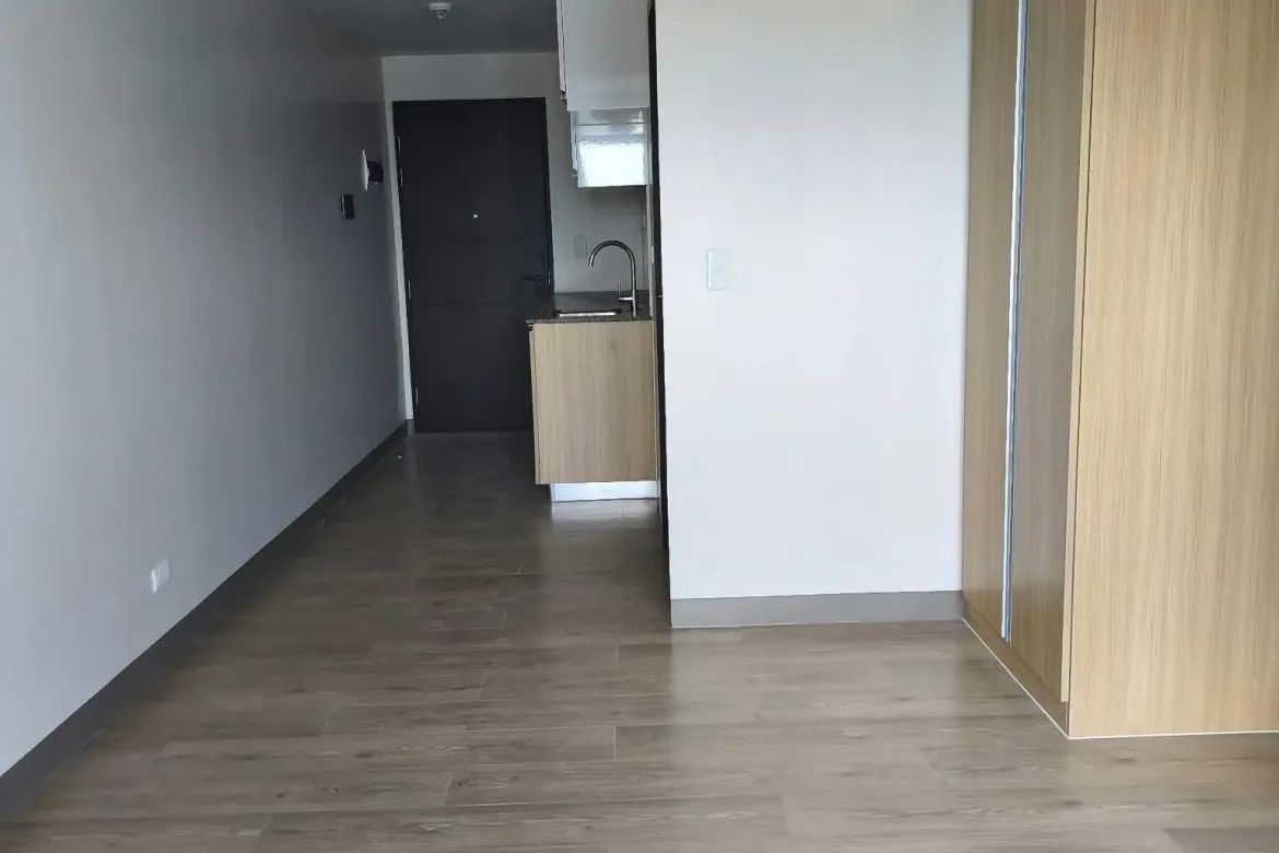 Condo for Sale in Vion Tower, Magallanes, Makati City near MRT-3 Magallanes