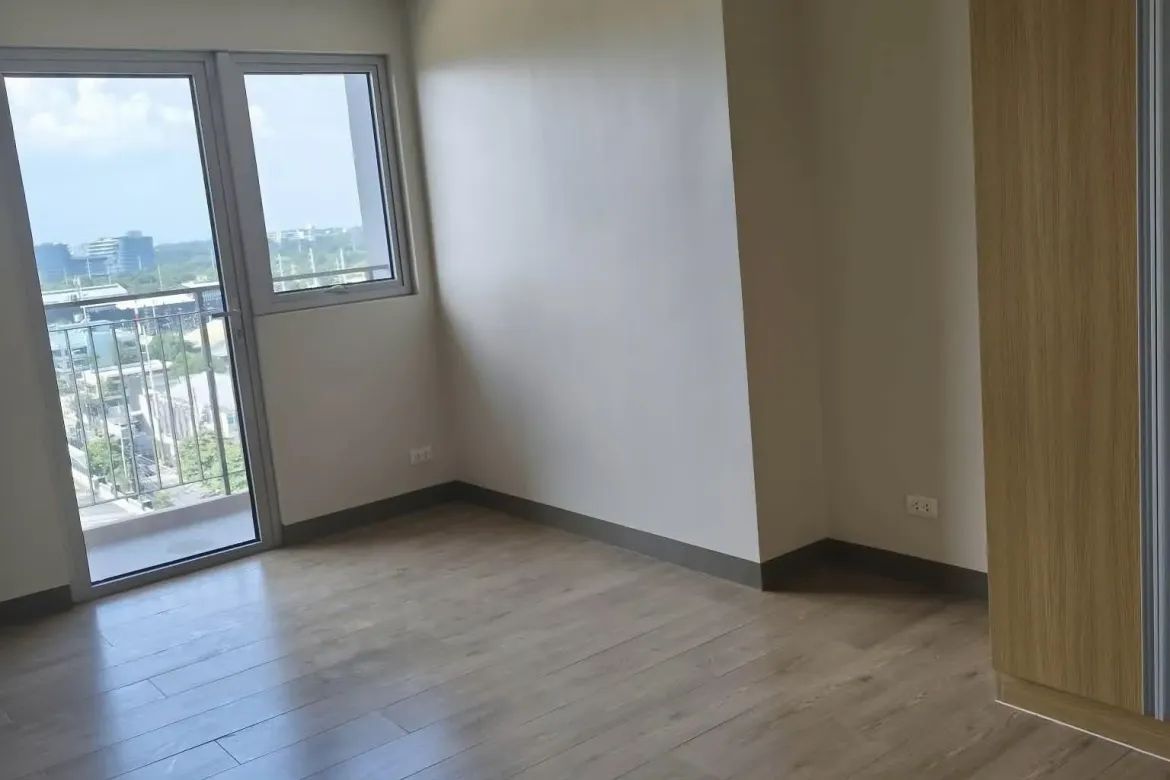 Condo for Sale in Vion Tower, Magallanes, Makati City near MRT-3 Magallanes – photo 2
