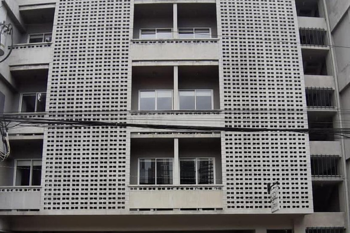 Shophouse for Sale in Urdaneta, Makati City near MRT-3 Buendia