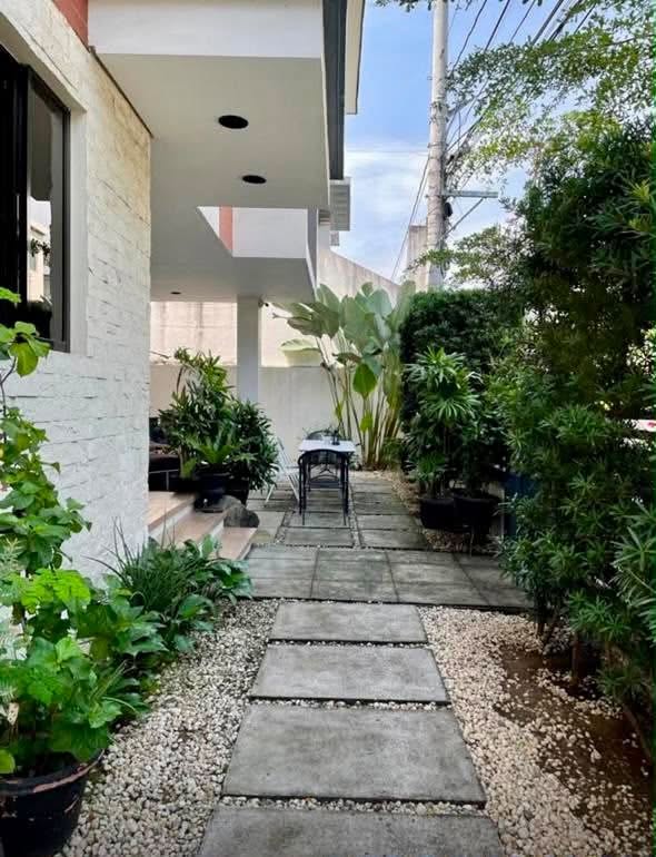 Upscale 3-Bedroom House and Lot for Sale in Mahogany Place 2, Acacia Estates, Taguig – photo 2